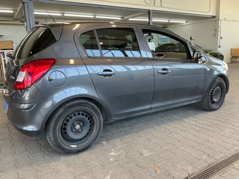 Opel Corsa 1.2 Satellite 2011 – снимка 2