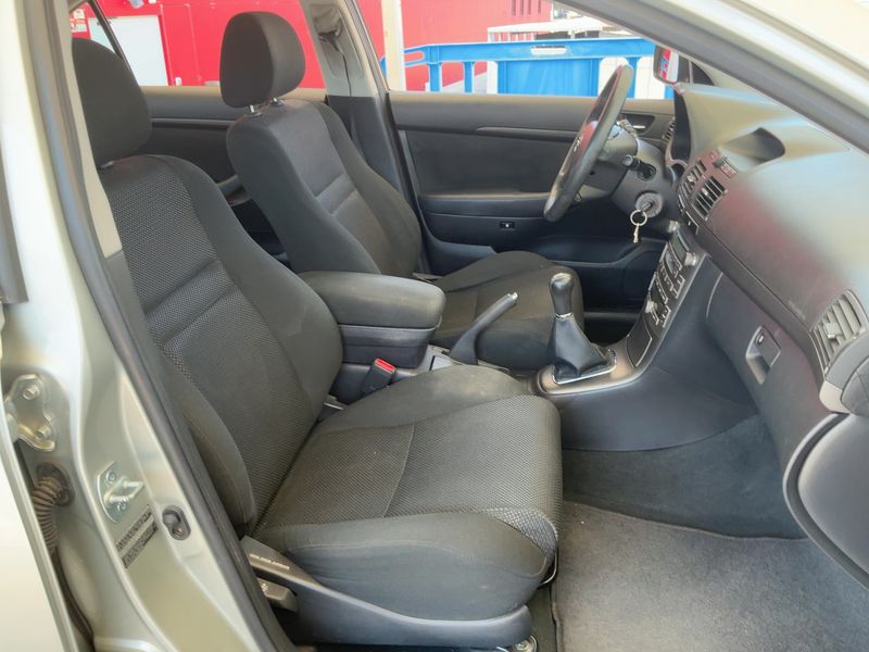 Toyota Avensis 2.0 Executive 2003 – снимка 16