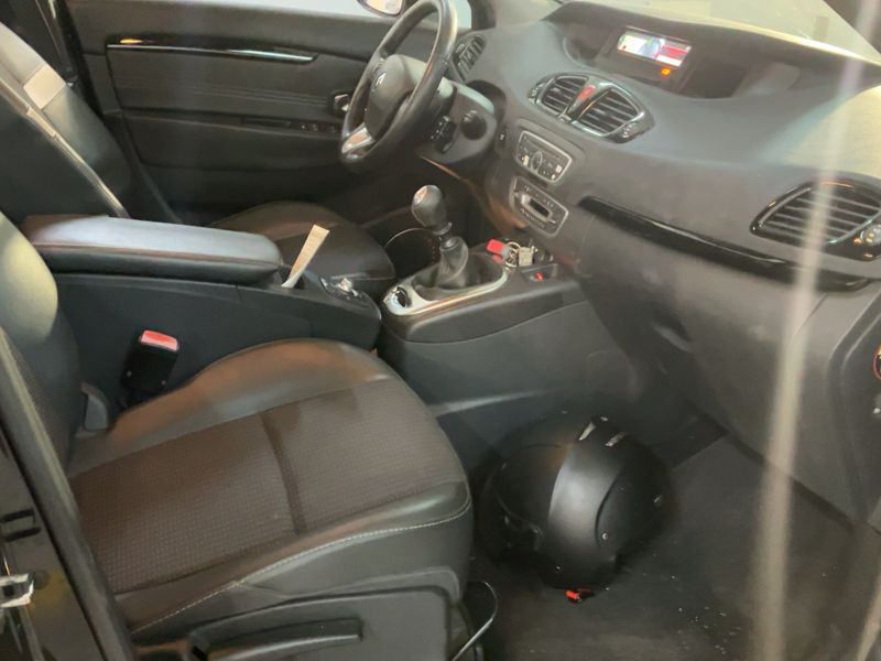 Renault Scenic 1.5 dCi Dynamique 2011 – снимка 16