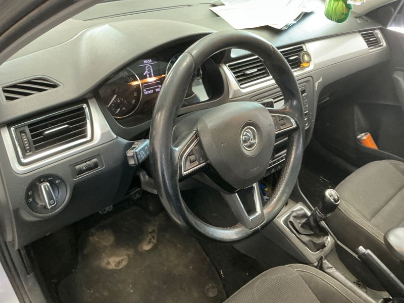 Skoda Rapid Spaceback 1.6 TDI Elegance 2014 – снимка 28
