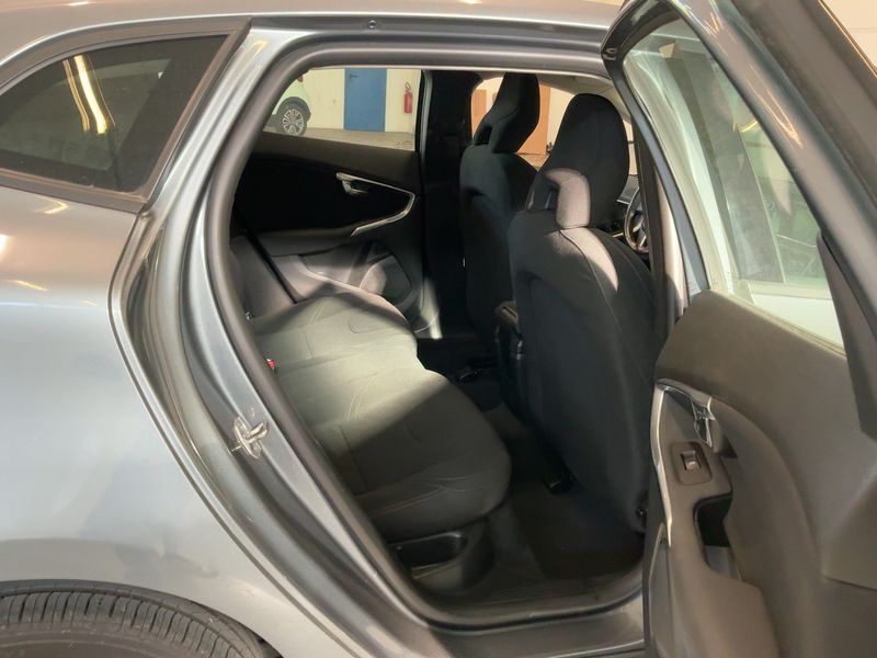 Volvo V40 2.0 D2 Kinetic 2015 – снимка 19