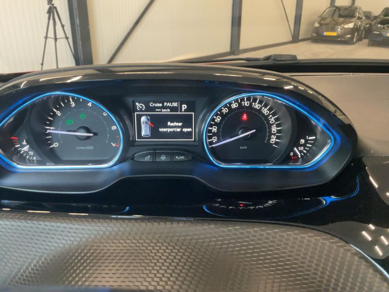 Peugeot 2008 1.2 PureTech Allure 2019 – снимка 18