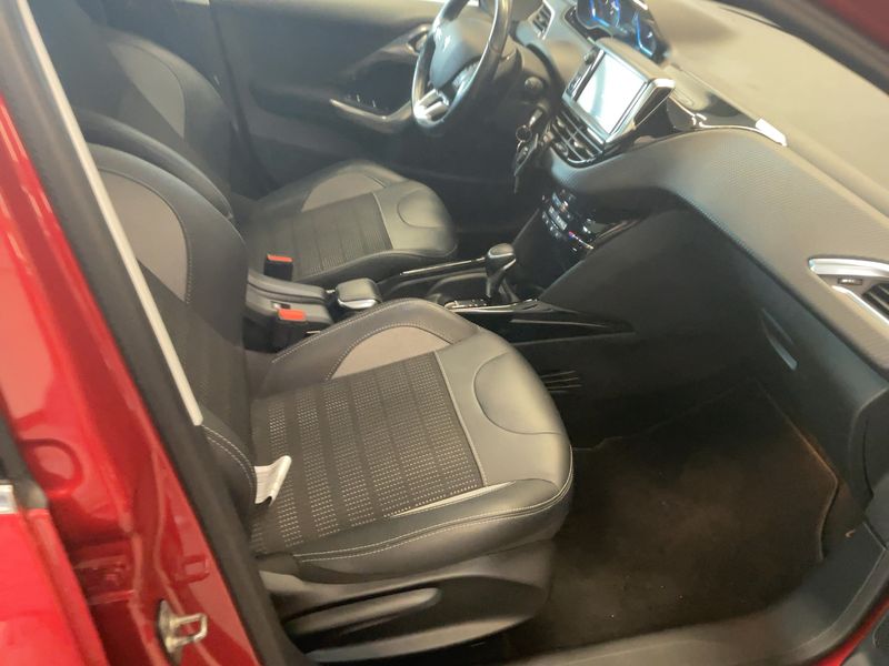 Peugeot 2008 1.2 PureTech Allure 2019 – снимка 16