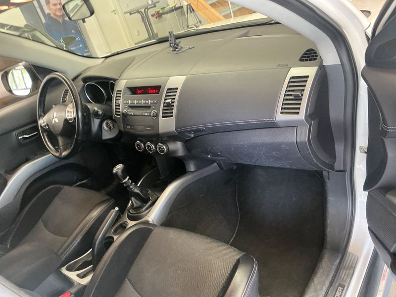 Mitsubishi Outlander 2.2 DI-D XTRA 2WD 2011 – снимка 3
