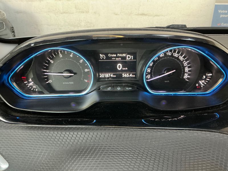 Peugeot 2008 1.2 PureTech Allure 2017 – снимка 18