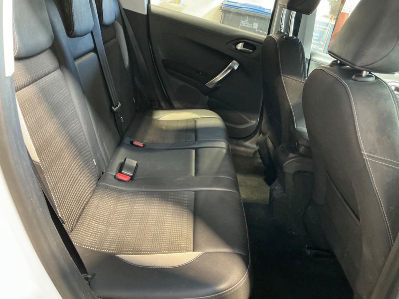 Peugeot 2008 1.2 PureTech Allure 2017 – снимка 19