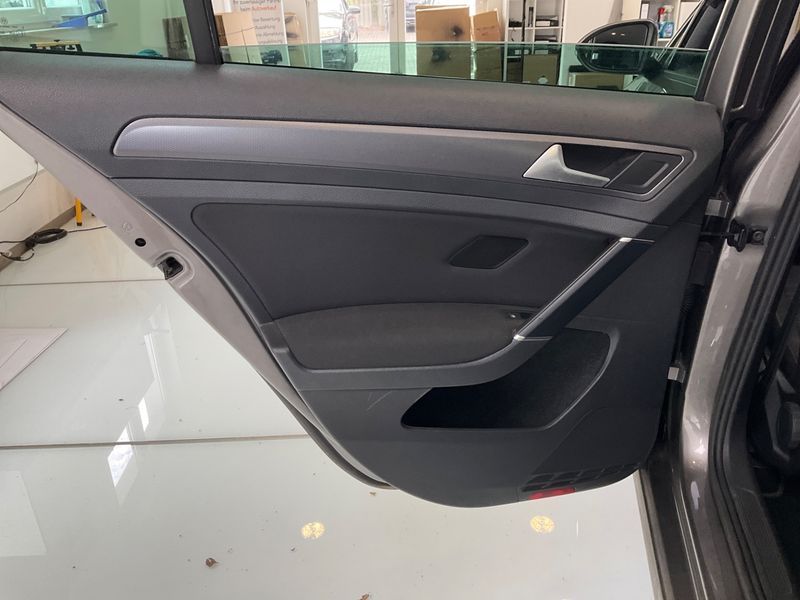 Volkswagen Golf VII 1.6 TDI Lounge BlueMotion Tech 2015 – снимка 25