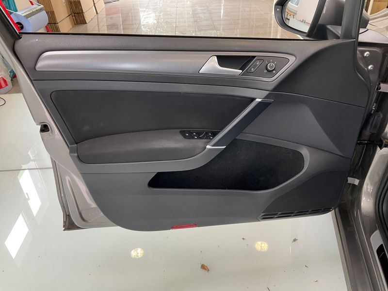Volkswagen Golf VII 1.6 TDI Lounge BlueMotion Tech 2015 – снимка 28