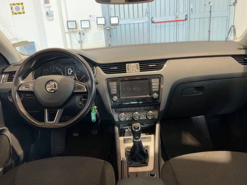 Skoda Octavia 1.6 TDI Executive 2016 – снимка 17