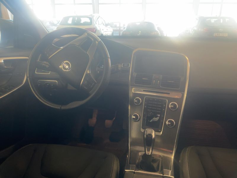 Volvo XC60 2.0 D4 Momentum 2WD 2016 – снимка 18