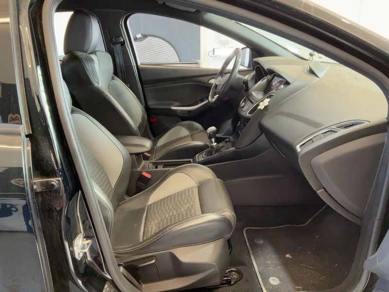 Ford Focus 2.0 TDCi ST 2017 – снимка 17