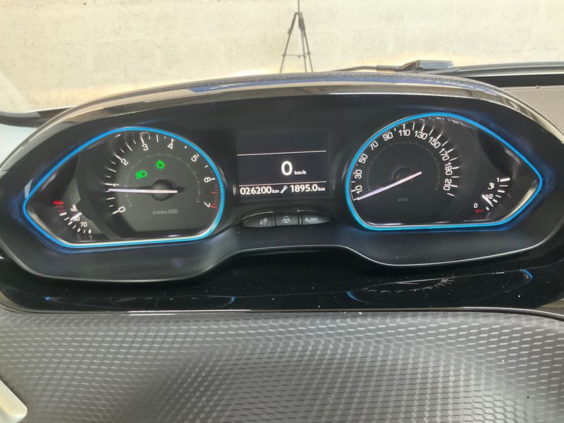 Peugeot 2008 1.2 PureTech Allure 2017 – снимка 18