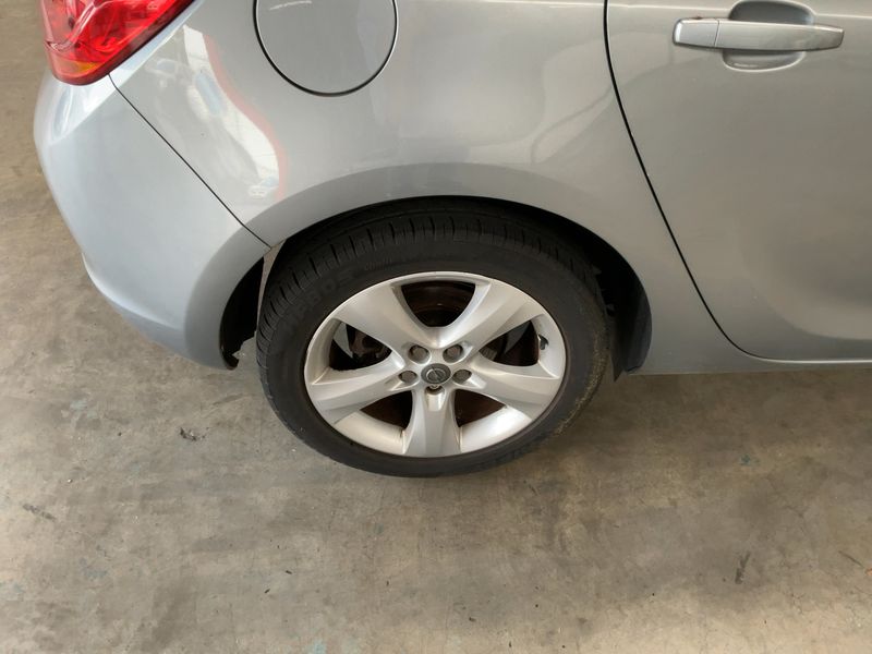 Opel Astra 1.4 Turbo Edition 2011 – снимка 9