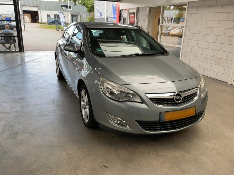 Opel Astra 1.4 Turbo Edition 2011 – снимка 12