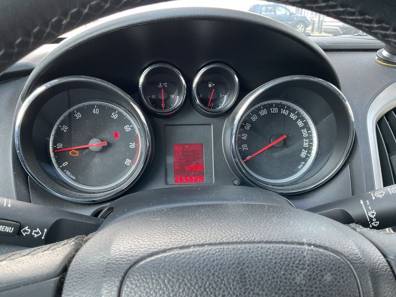Opel Astra 1.4 Turbo Edition 2011 – снимка 18