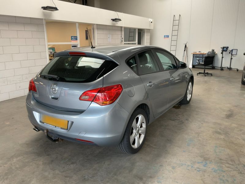 Opel Astra 1.4 Turbo Edition 2011 – снимка 8