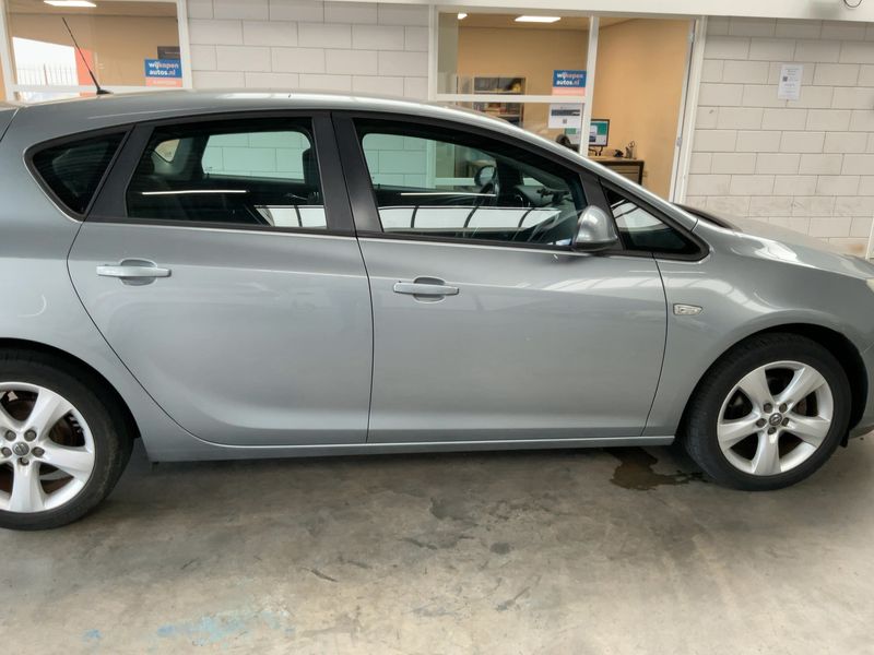 Opel Astra 1.4 Turbo Edition 2011 – снимка 10