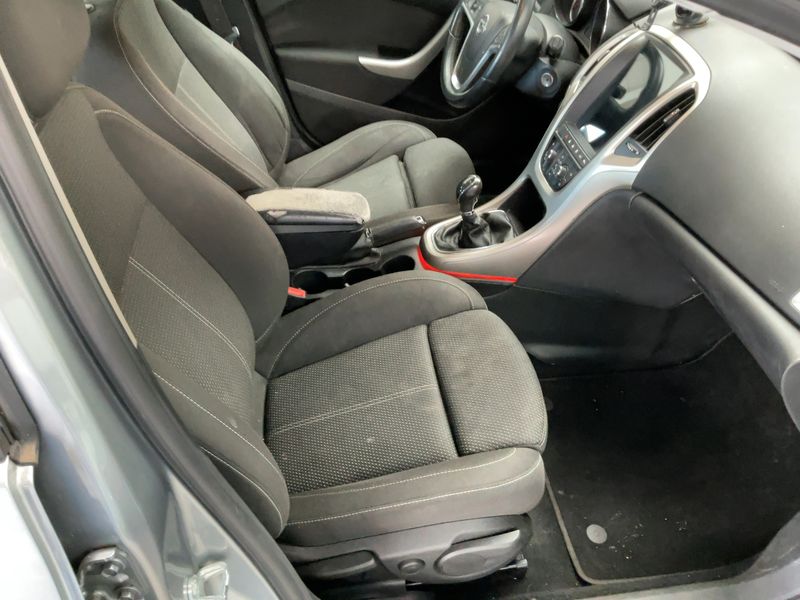 Opel Astra 1.4 Turbo Edition 2011 – снимка 16