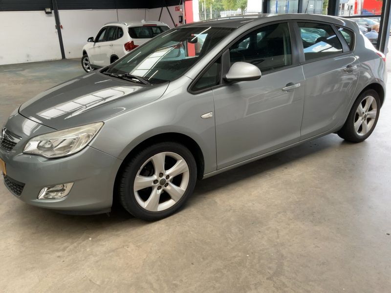 Opel Astra 1.4 Turbo Edition 2011 – снимка 2