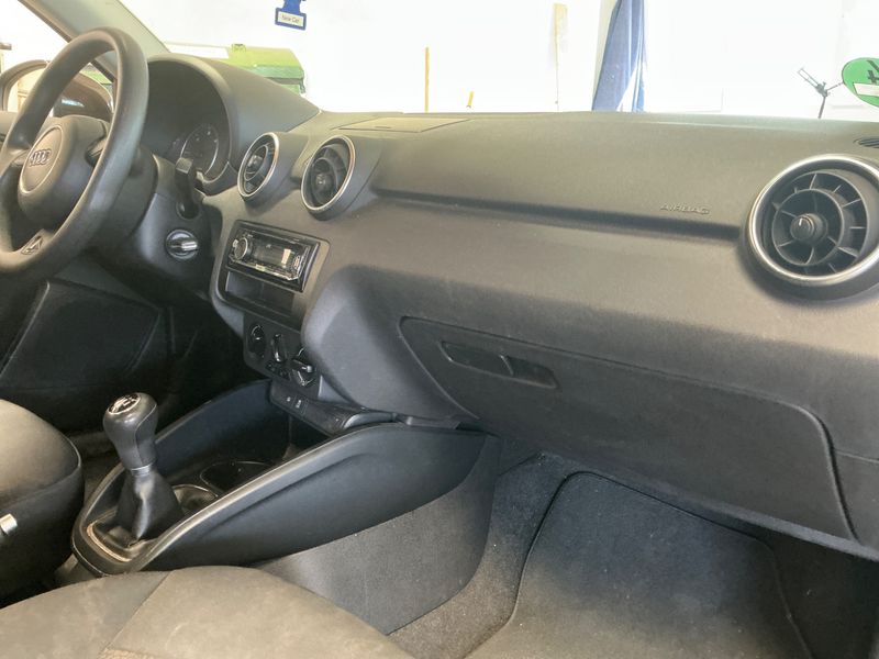 Audi A1 1.6 TDI Attraction 2014 – снимка 24