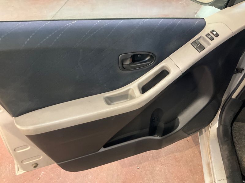 Toyota Yaris 1.0 VVT-i 2008 – снимка 28