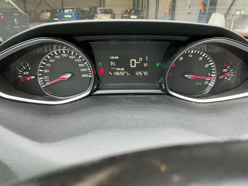 Peugeot 308 1.2 e-THP Allure 2015 – снимка 18