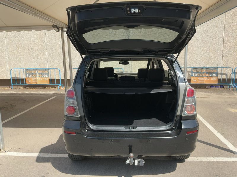 Toyota Corolla Verso 2.2 D-4D D-Cat Executive 2007 – снимка 15