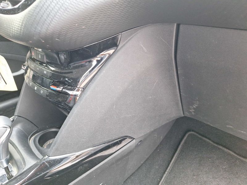 Peugeot 2008 1.5 Blue-HDi Allure Business 2019 – снимка 42