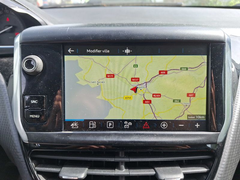 Peugeot 2008 1.5 Blue-HDi Allure Business 2019 – снимка 13