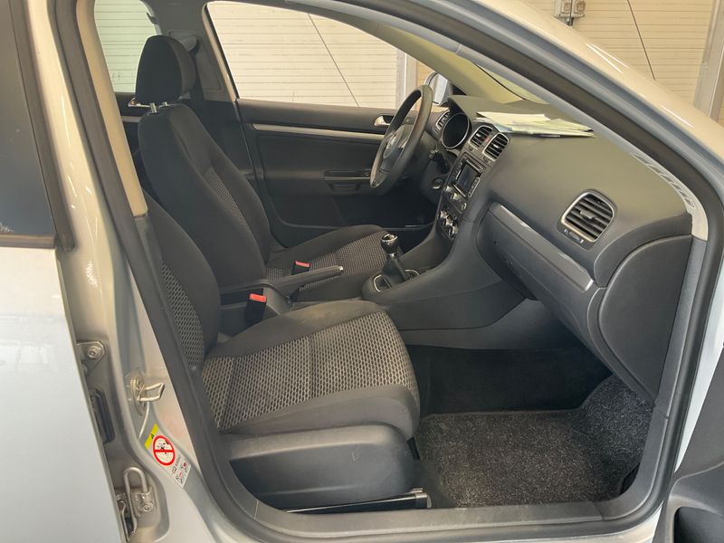 Volkswagen Golf VI 1.6 TDI Trendline BlueMotion Tech 2010 – снимка 3
