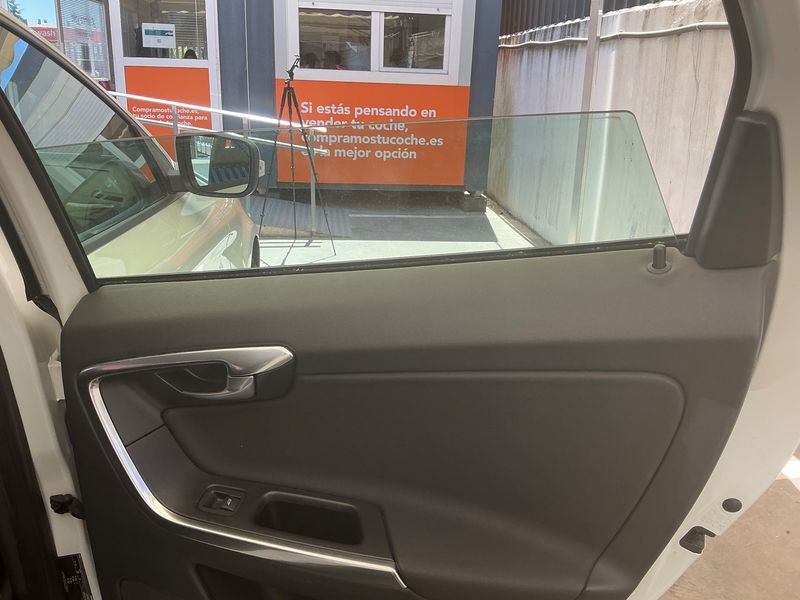 Volvo XC60 2.0 D3 Kinetic 2WD 2013 – снимка 24