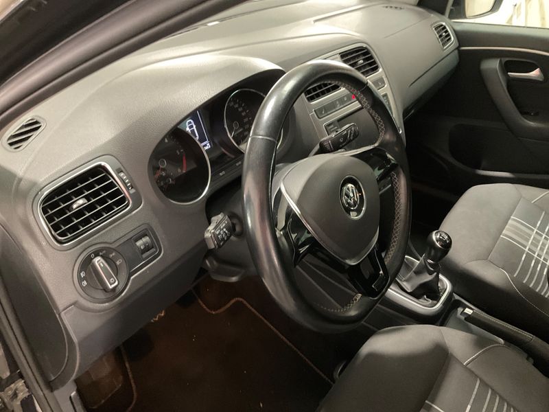 Volkswagen Polo 1.4 TDI Lounge BlueMotion Tech 2015 – снимка 35