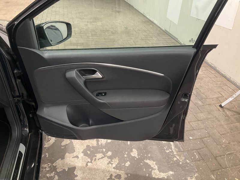 Volkswagen Polo 1.4 TDI Lounge BlueMotion Tech 2015 – снимка 29