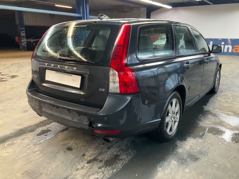 Volvo V50 2.4 D5 Momentum 2010 – снимка 2