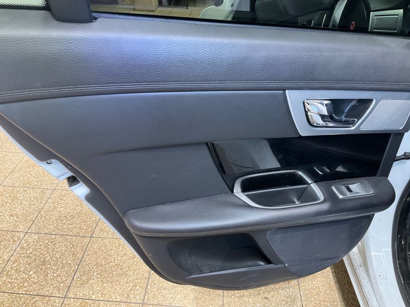 Jaguar XF 2.2 D 2014 – снимка 31