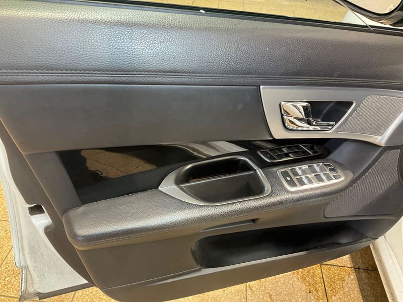 Jaguar XF 2.2 D 2014 – снимка 32