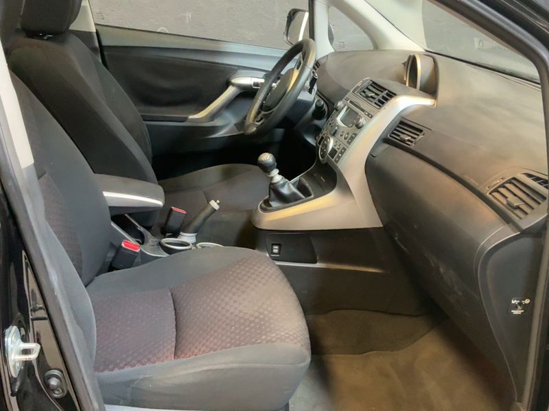 Toyota Verso 2.0 D-4D Active 2011 – снимка 16