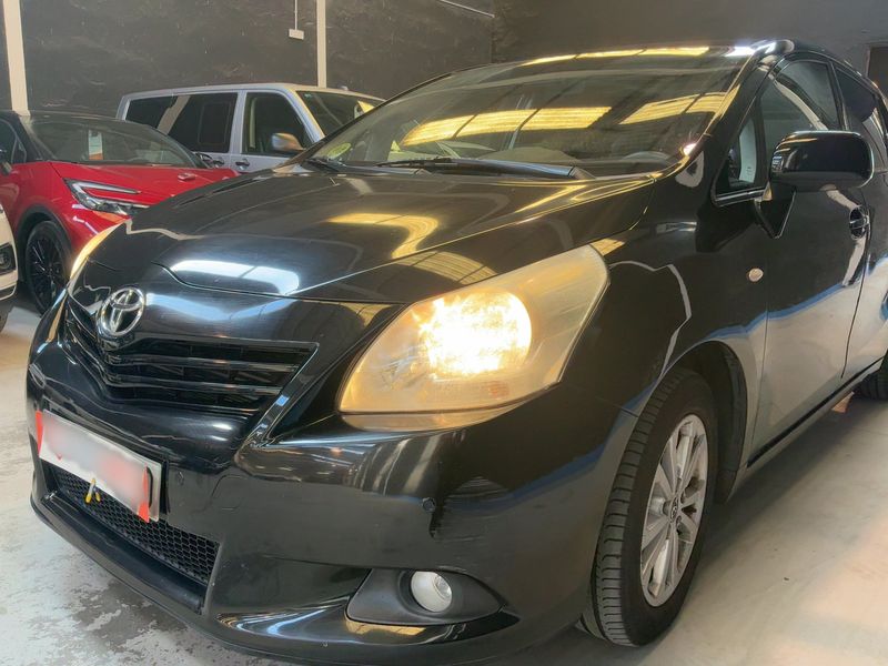 Toyota Verso 2.0 D-4D Active 2011 – снимка 2