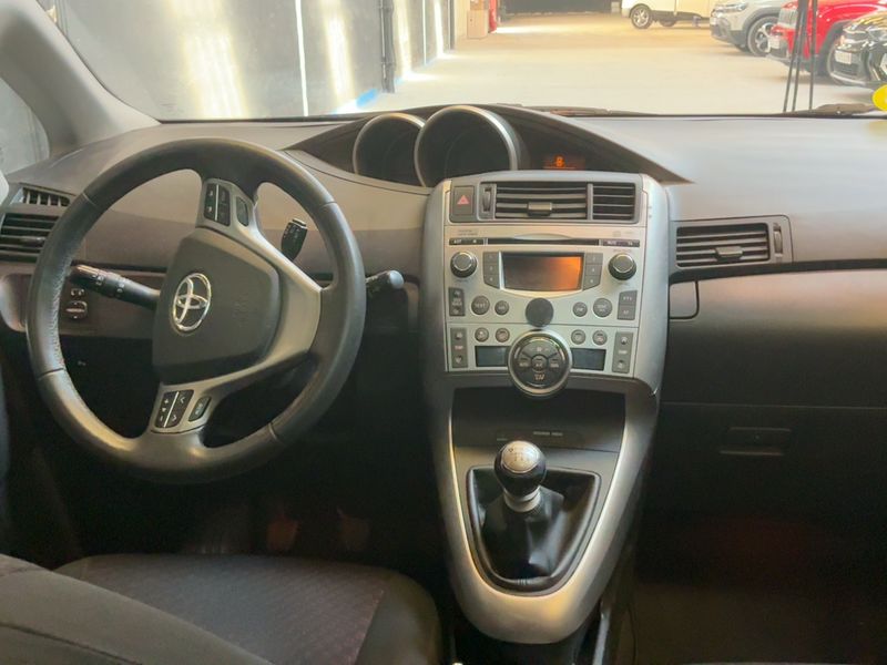 Toyota Verso 2.0 D-4D Active 2011 – снимка 17