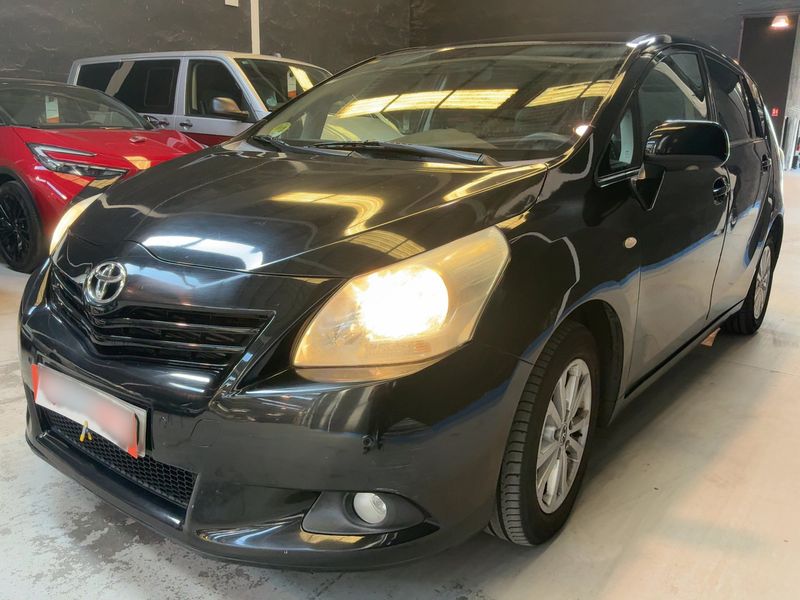 Toyota Verso 2.0 D-4D Active 2011 – снимка 1