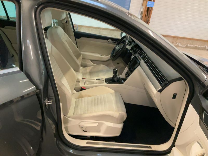 Volkswagen Passat 2.0 TDI Carat BlueMotion Tech 2016 – снимка 16