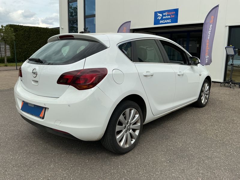 Opel Astra 1.6 Innovation 2011 – снимка 2