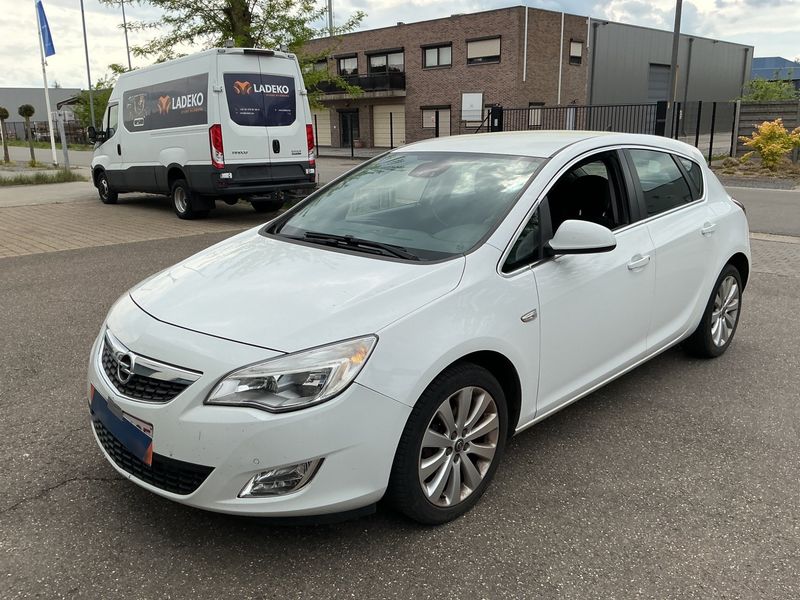 Opel Astra 1.6 Innovation 2011 – снимка 1