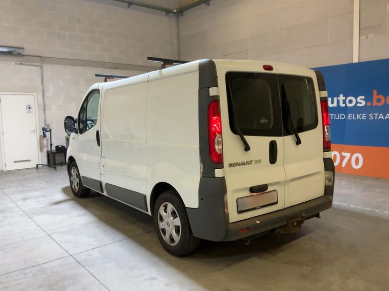 Renault Trafic 2.0 dCi L1H2 2,9t 2012 – снимка на щета