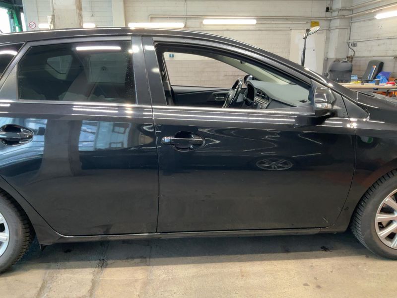 Toyota Auris 2.0 D-4D Edition 2015 – снимка 10