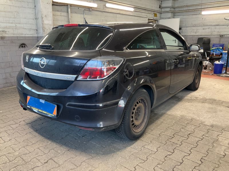 Opel Astra GTC 1.6 Edition 2009 – снимка 2