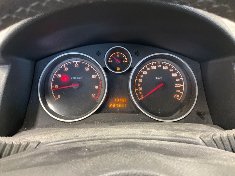 Opel Astra GTC 1.6 Edition 2009 – снимка 4