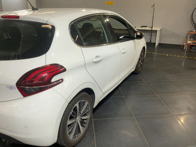 Peugeot 208 1.6 Blue-HDi Allure 2016 – снимка 8