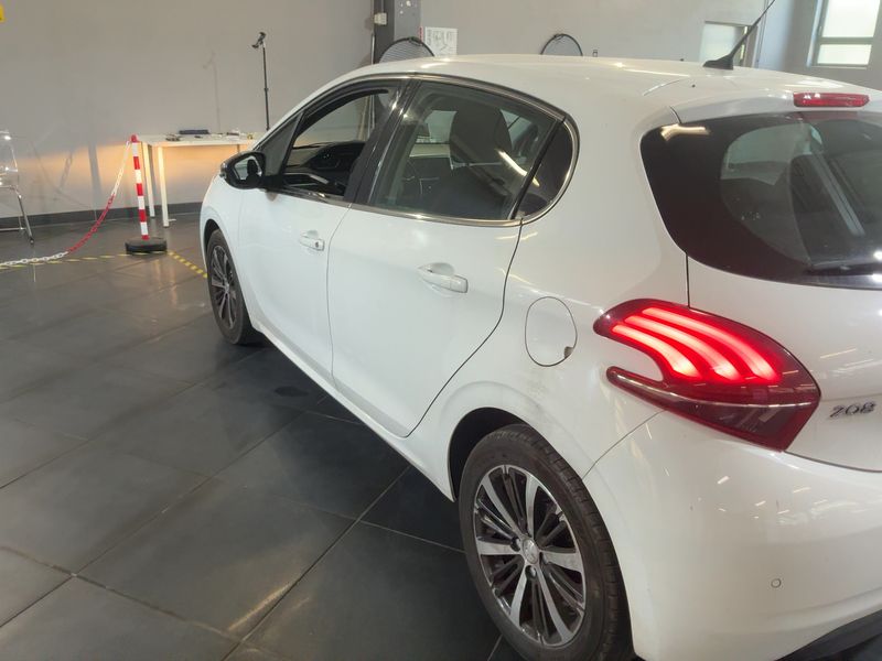 Peugeot 208 1.6 Blue-HDi Allure 2016 – снимка 6