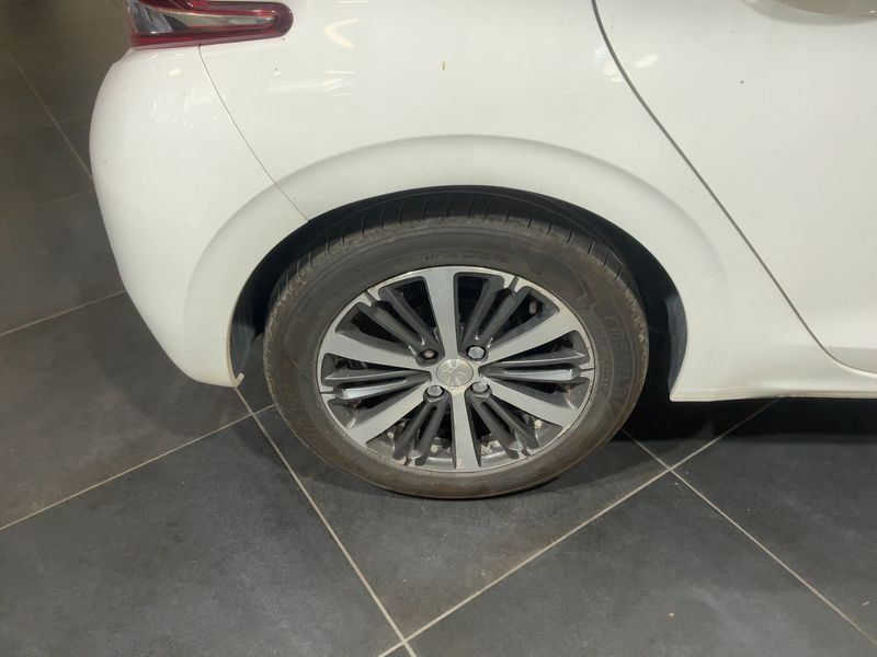 Peugeot 208 1.6 Blue-HDi Allure 2016 – снимка 9